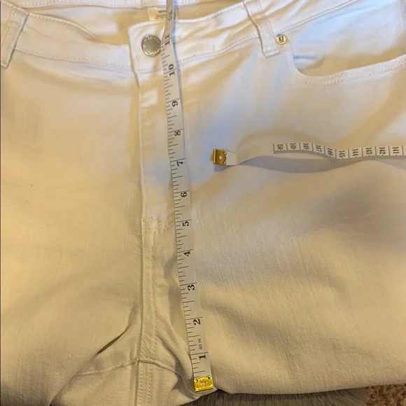 Westport Classic Fit Women's White Jean Capri - Picture 5 of 6